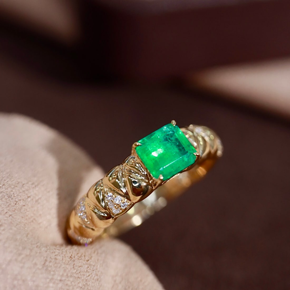 14k Gold 0.68 Ctw Vivid Green Natural Emerald & Diamond Ring - 3