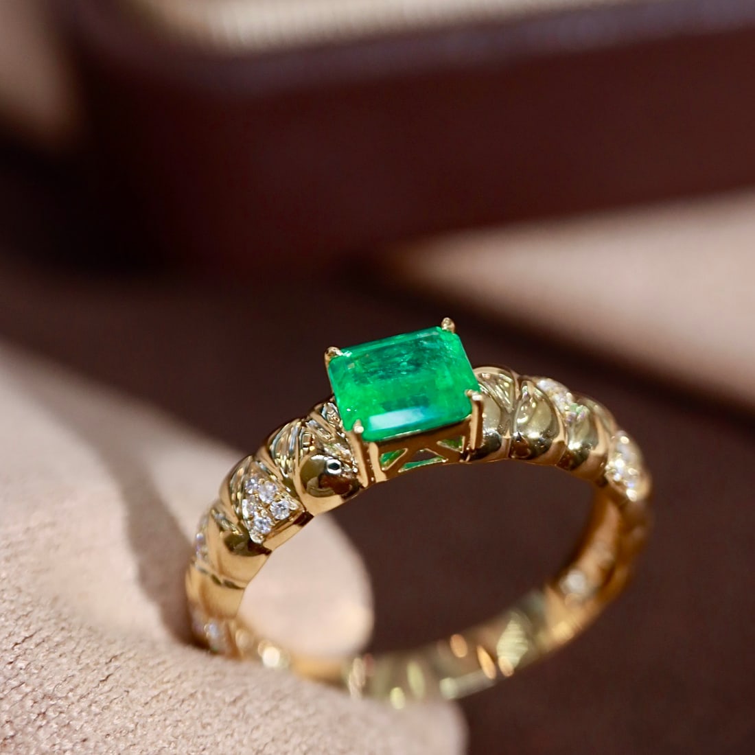 14k Gold 0.68 Ctw Vivid Green Natural Emerald & Diamond Ring - 4