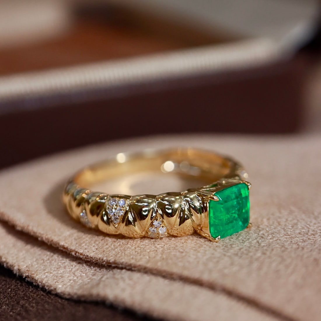 14k Gold 0.68 Ctw Vivid Green Natural Emerald & Diamond Ring - 5