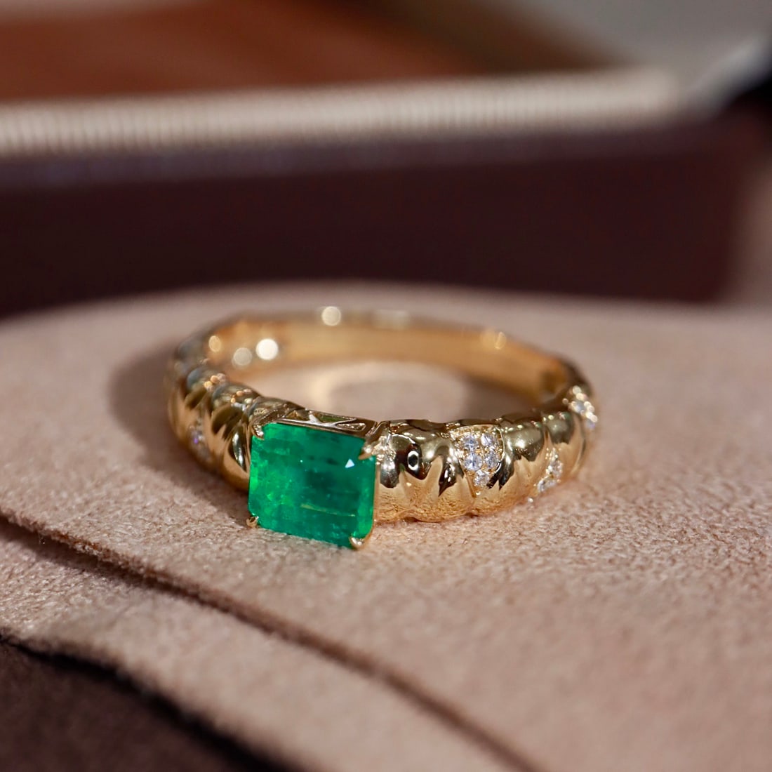 14k Gold 0.68 Ctw Vivid Green Natural Emerald & Diamond Ring - 6