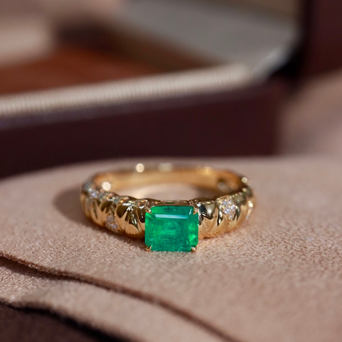 14k Gold 0.68 Ctw Vivid Green Natural Emerald & Diamond Ring - 7