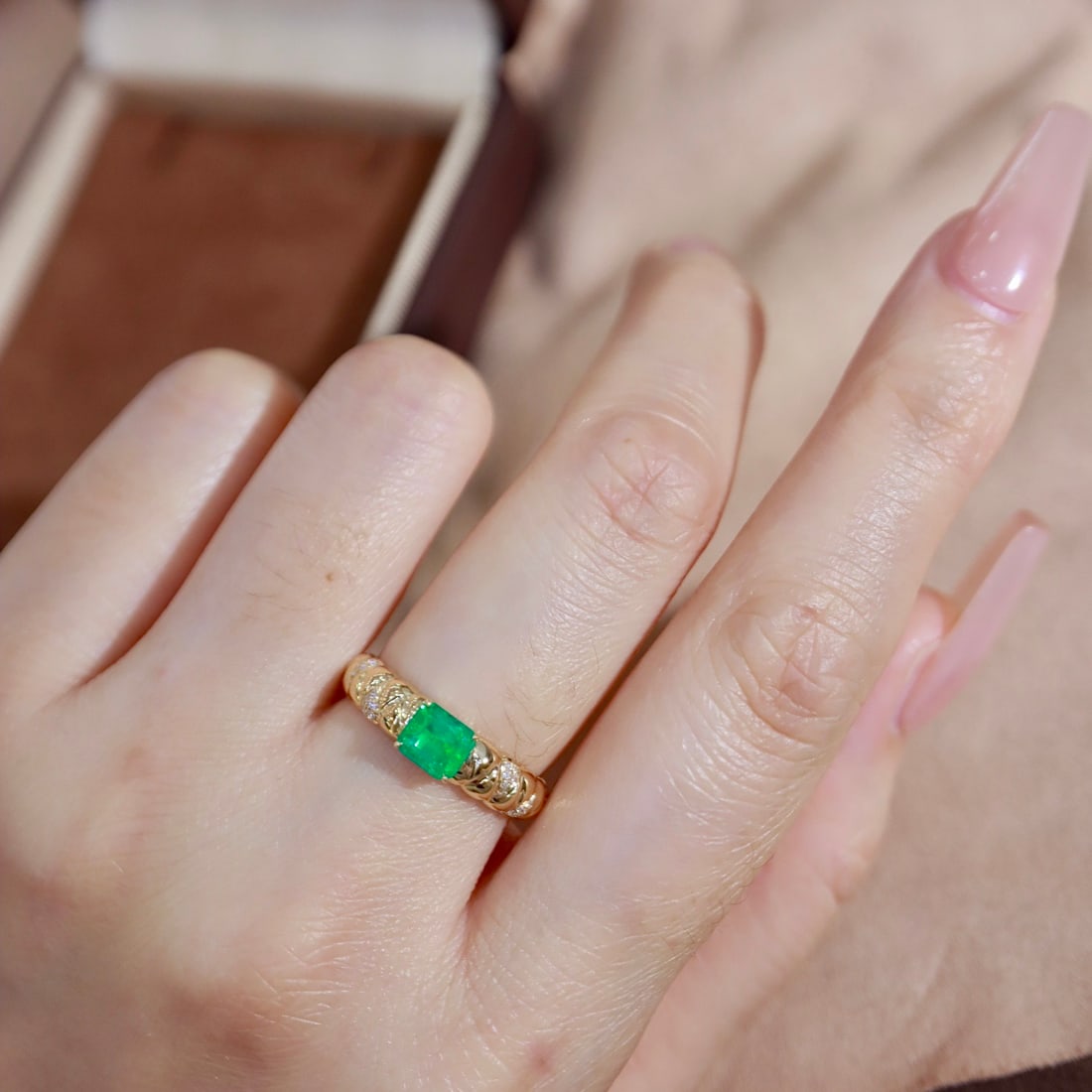 14k Gold 0.68 Ctw Vivid Green Natural Emerald & Diamond Ring - 8