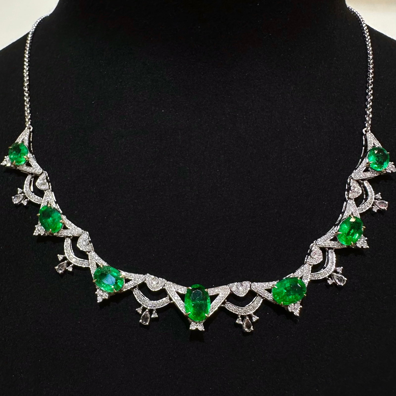 14k Gold 4.78 Ct Vivid Green Natural Emerald & Diamond & Sapphire Necklace: Ref:231092325 // gold content:14k gold // main gemstone:emerald // shape:oval // carat weight:4. 78ct // color:vivid green // treatment:natural // // adjacent gemstone 2 : diamond // shape:round //