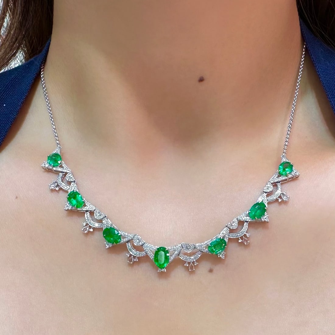 14k Gold 4.78 Ct Vivid Green Natural Emerald & Diamond & Sapphire Necklace - 2