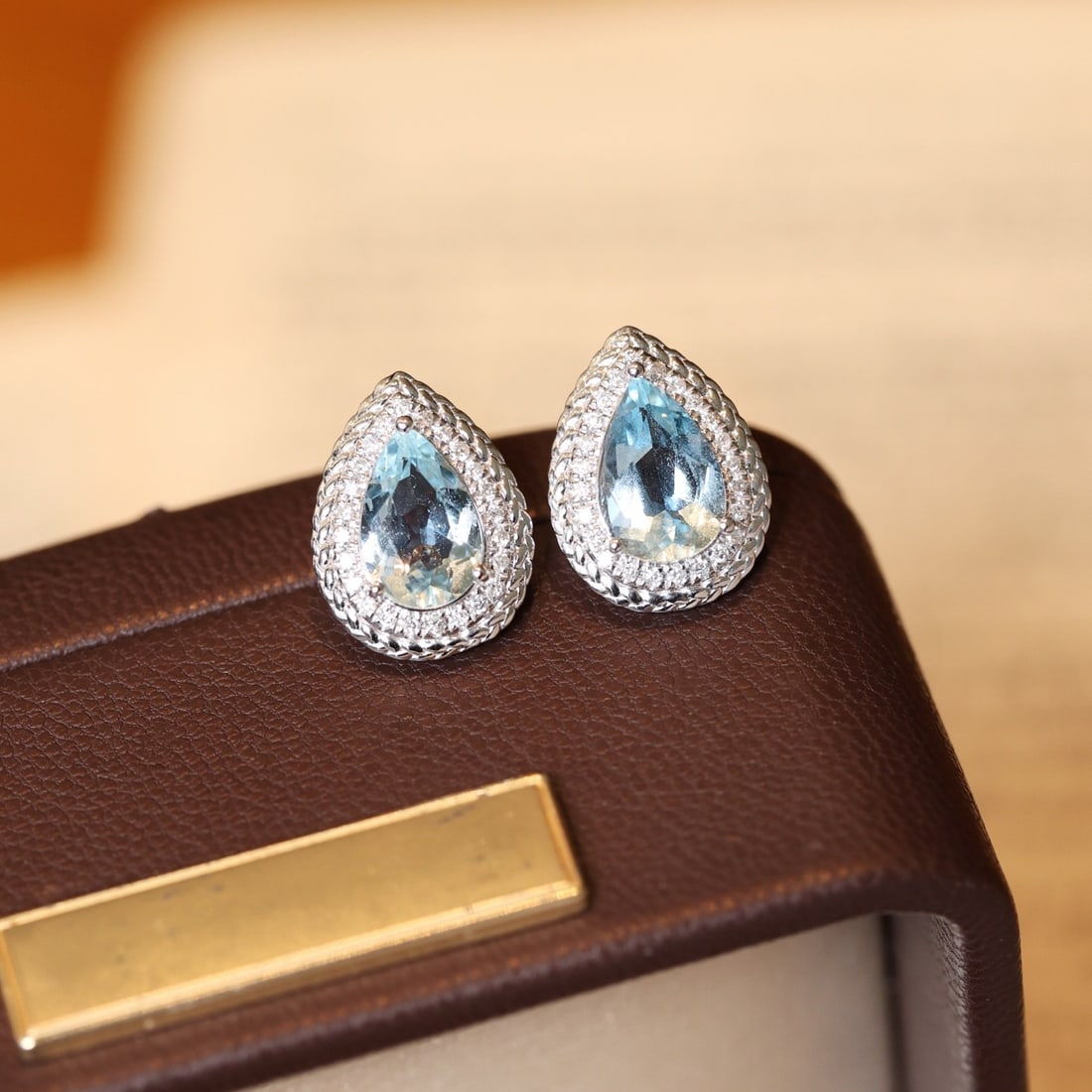 14k Gold 2.24 Ctw Natural Aquamarine & Diamond Earrings: Ref:231092328 // gold content:14k gold // main gemstone:aquamarine // shape:pear // carat weight:2. 00ct // color:santa maria color // treatment:natural // // adjacent gemstone 2 : diamond //
