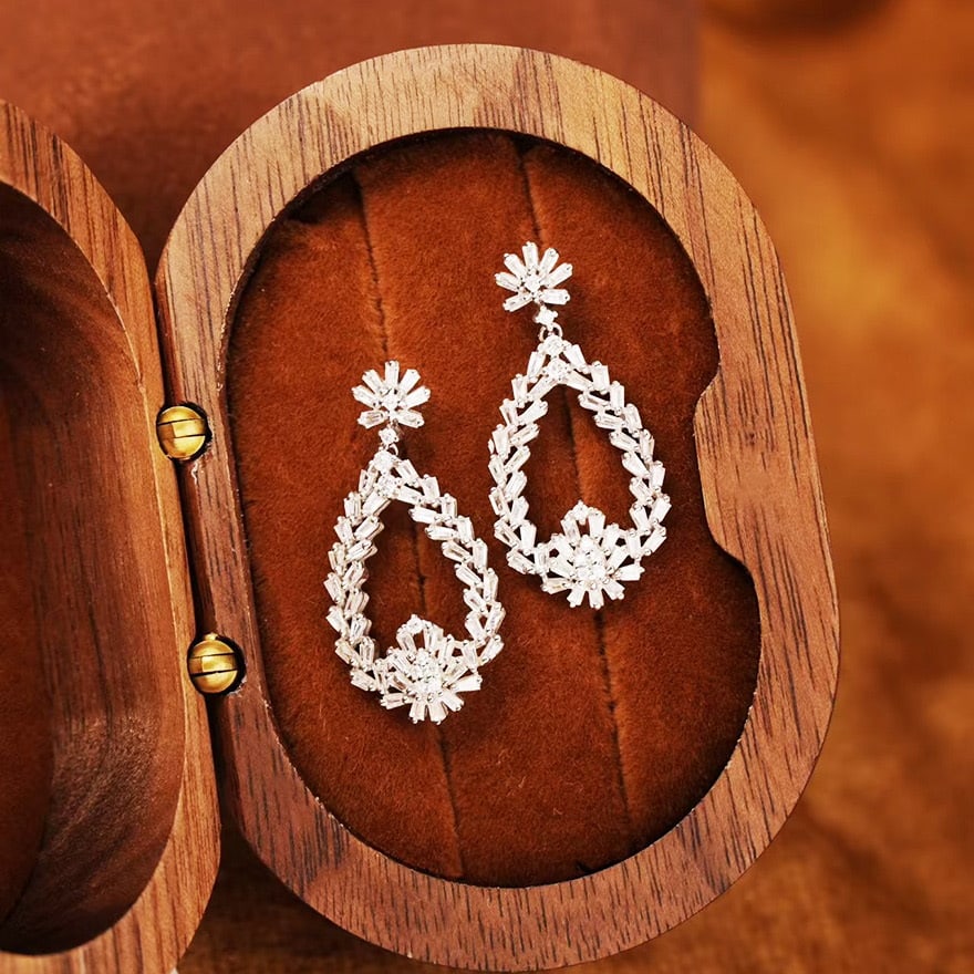 14k Gold 0.82 Ct Natural H Diamond Earrings: Ref:231092332 // gold content:14k gold // main gemstone:diamond // shape:multiple // carat weight:0. 82ct // clarity grade:vs-si // color:h // treatment:natural // Condition: New Low Estimate: 3500.00