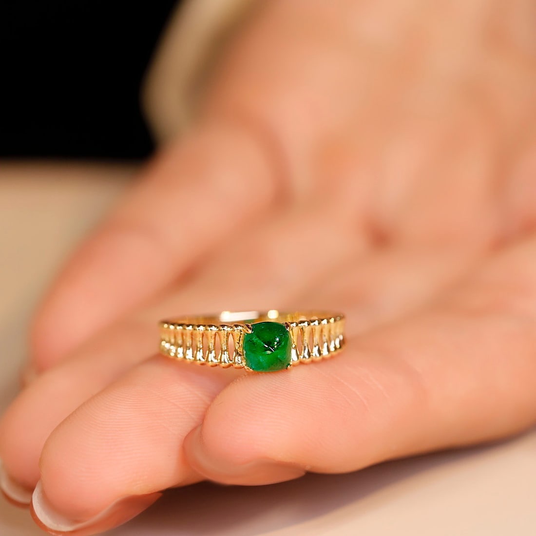 14k Gold 0.63 Ct Vivid Green Natural Emerald Ring - 2