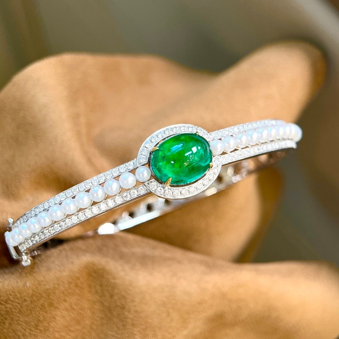 14k Gold 6.80 Ctw Vivid Green Natural Emerald & Diamond Bangle: Ref:231092347 // gold content:14k gold // main gemstone:emerald // shape:oval // carat weight:5. 68ct // color:vivid green // treatment:natural // // adjacent gemstone 2 : diamond // shape:round // ca