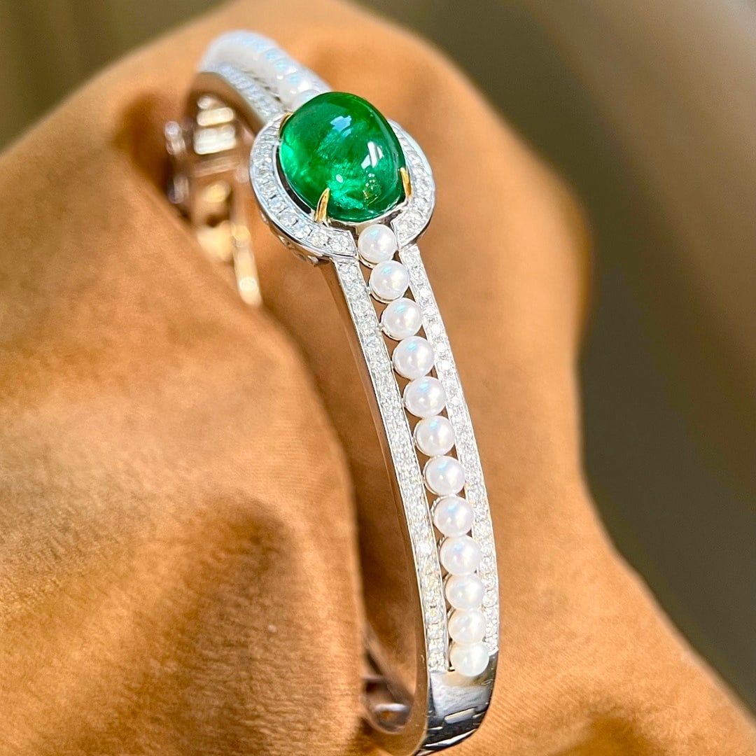 14k Gold 6.80 Ctw Vivid Green Natural Emerald & Diamond Bangle - 2