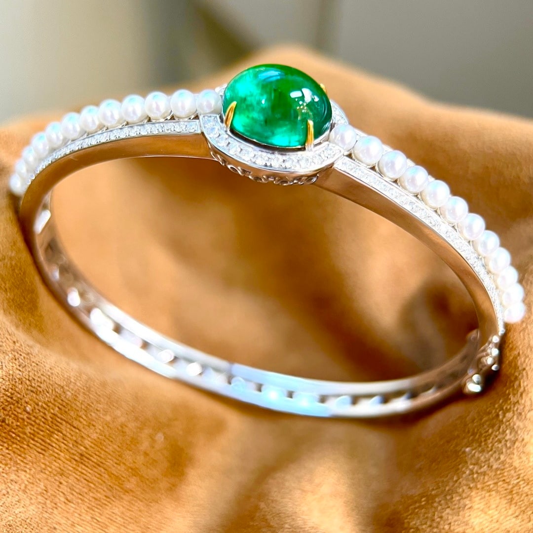 14k Gold 6.80 Ctw Vivid Green Natural Emerald & Diamond Bangle - 5
