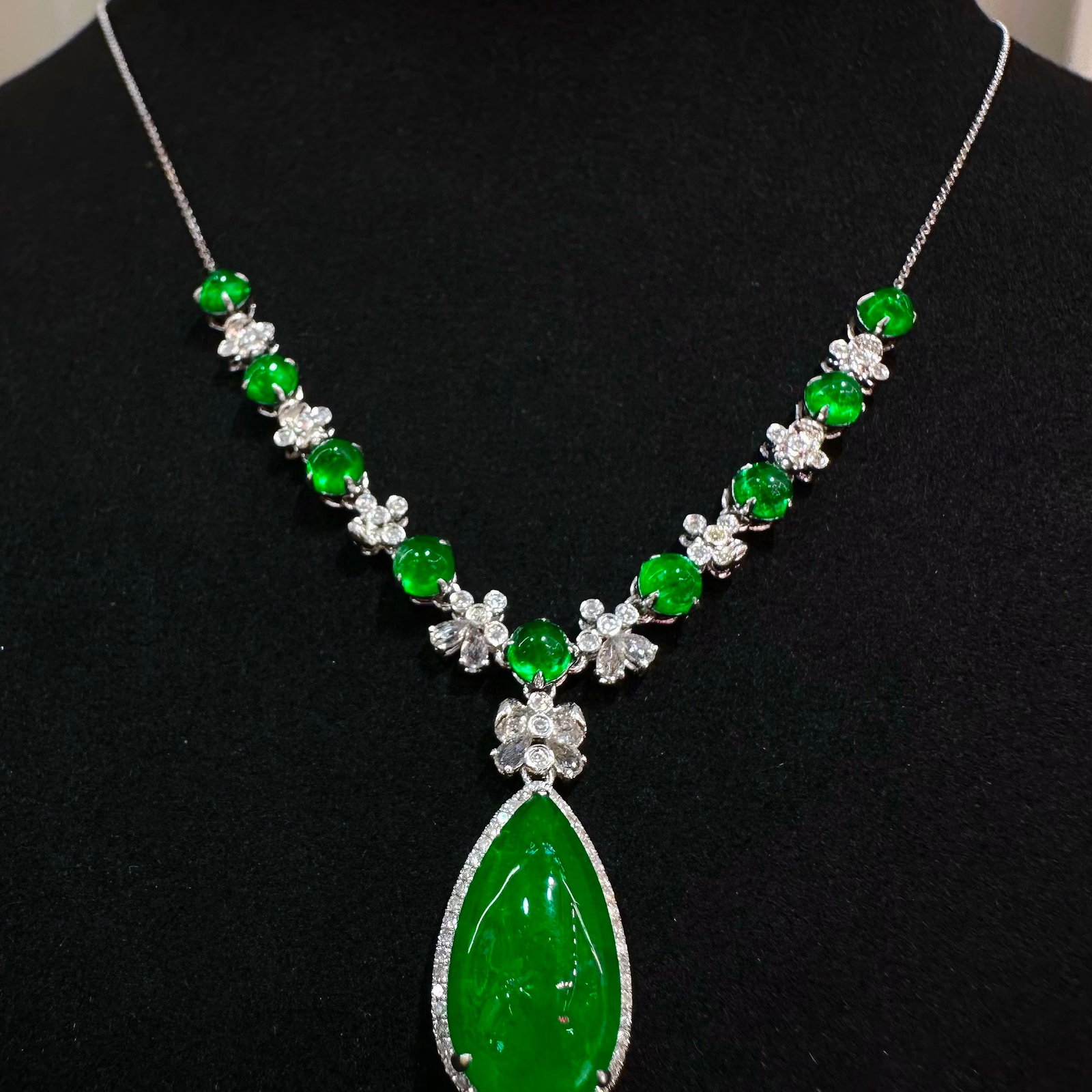 14k Gold 6.38 Ct Natural Emerald & Diamond & Sapphire Necklace: Ref:231092348 // gold content:14k gold // main gemstone:emerald // shape:pear // carat weight:6. 38ct // color:green // treatment:natural // // adjacent gemstone 2 : diamond // shape:round // clarity