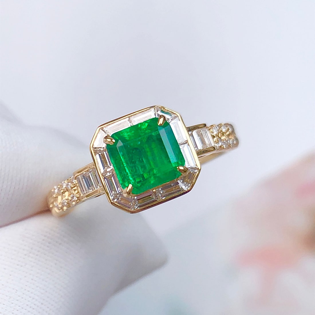 14k Gold 1.53 Ctw Vivid Green Natural Emerald & Diamond Ring: Ref:231092349 // gold content:14k gold // ring size:7. 25us // // main gemstone:emerald // shape:octagonal // carat weight:1. 06ct // color:vivid green // treatment:natural // // adjacent gemstone 2 :
