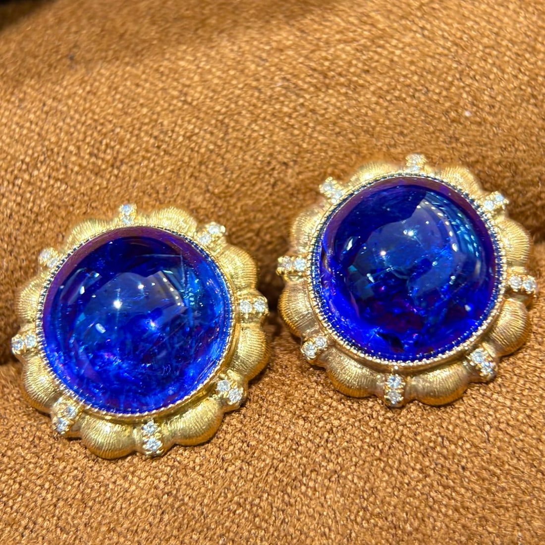 14k Gold 17.33 Ct Natural Tanzanite & Diamond Earrings: Ref:231092355 // gold content:14k gold // main gemstone:tanzanite // shape:round // carat weight:17. 33ct // color:blue // treatment:natural // cut grade:g // // adjacent gemstone 2 : diamond //