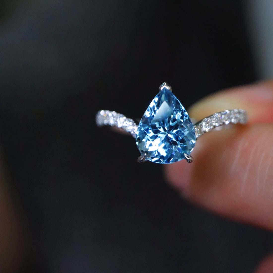 14k Gold 1.71 Ctw Natural Aquamarine & Diamond Ring: Ref:231092374 // gold content:14k gold // ring size:7. 25us // // main gemstone:aquamarine // shape:pear // carat weight:1. 50ct // color:santa maria color // treatment:natural // // adjacent gemstone