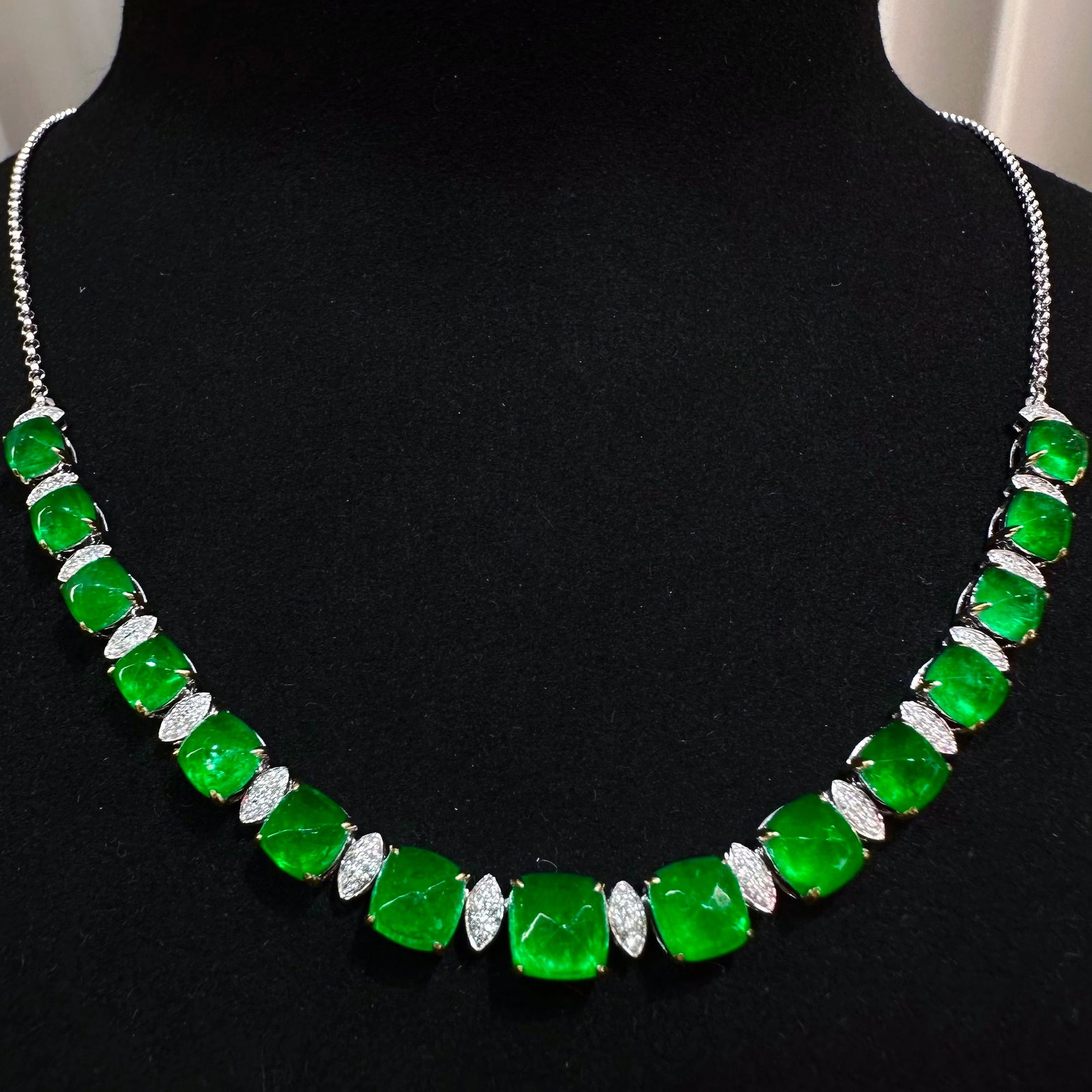 14k Gold 11.62 Ct Vivid Green Natural Emerald & Diamond Necklace: Ref:231092382 // gold content:14k gold // main gemstone:emerald // shape:sugar-loaf // carat weight:11. 62ct // color:vivid green // treatment:natural // // adjacent gemstone 2 : diamond //