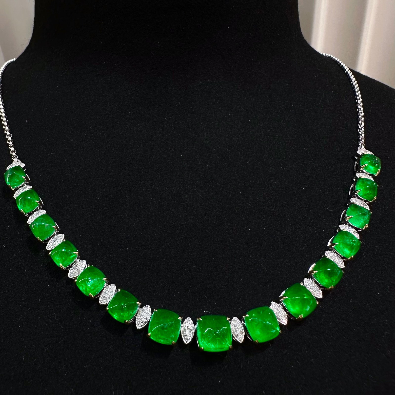 14k Gold 11.62 Ct Vivid Green Natural Emerald & Diamond Necklace - 2