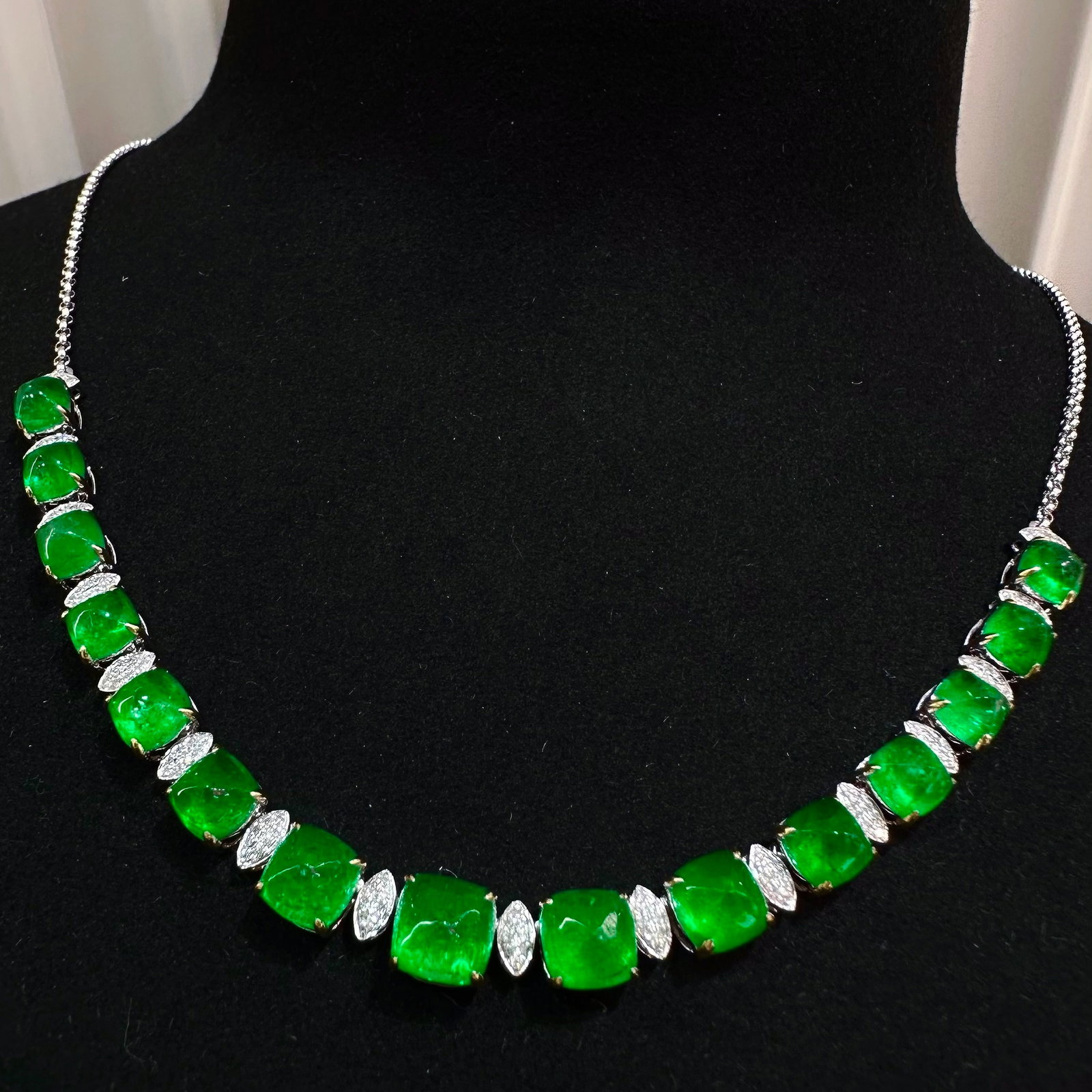 14k Gold 11.62 Ct Vivid Green Natural Emerald & Diamond Necklace - 3