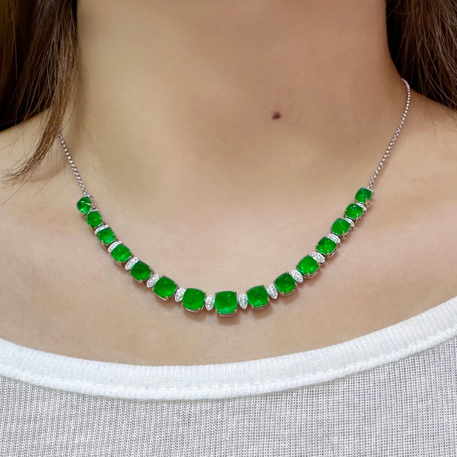 14k Gold 11.62 Ct Vivid Green Natural Emerald & Diamond Necklace - 4