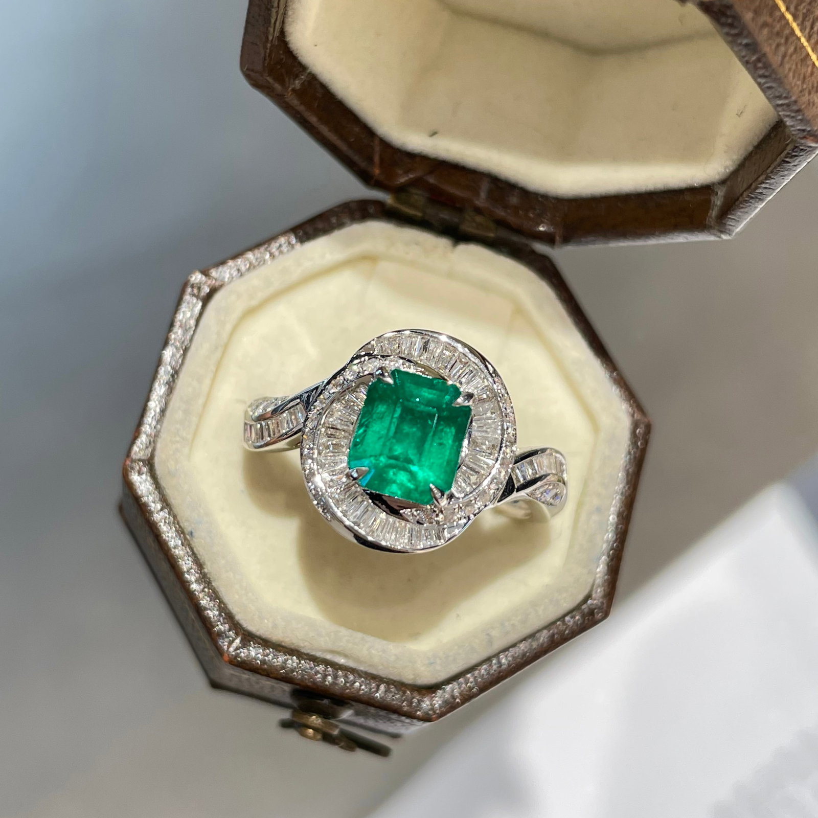 14k Gold 0.97 Ct Vivid Green Natural Emerald & Diamond Ring (1 of 8)
