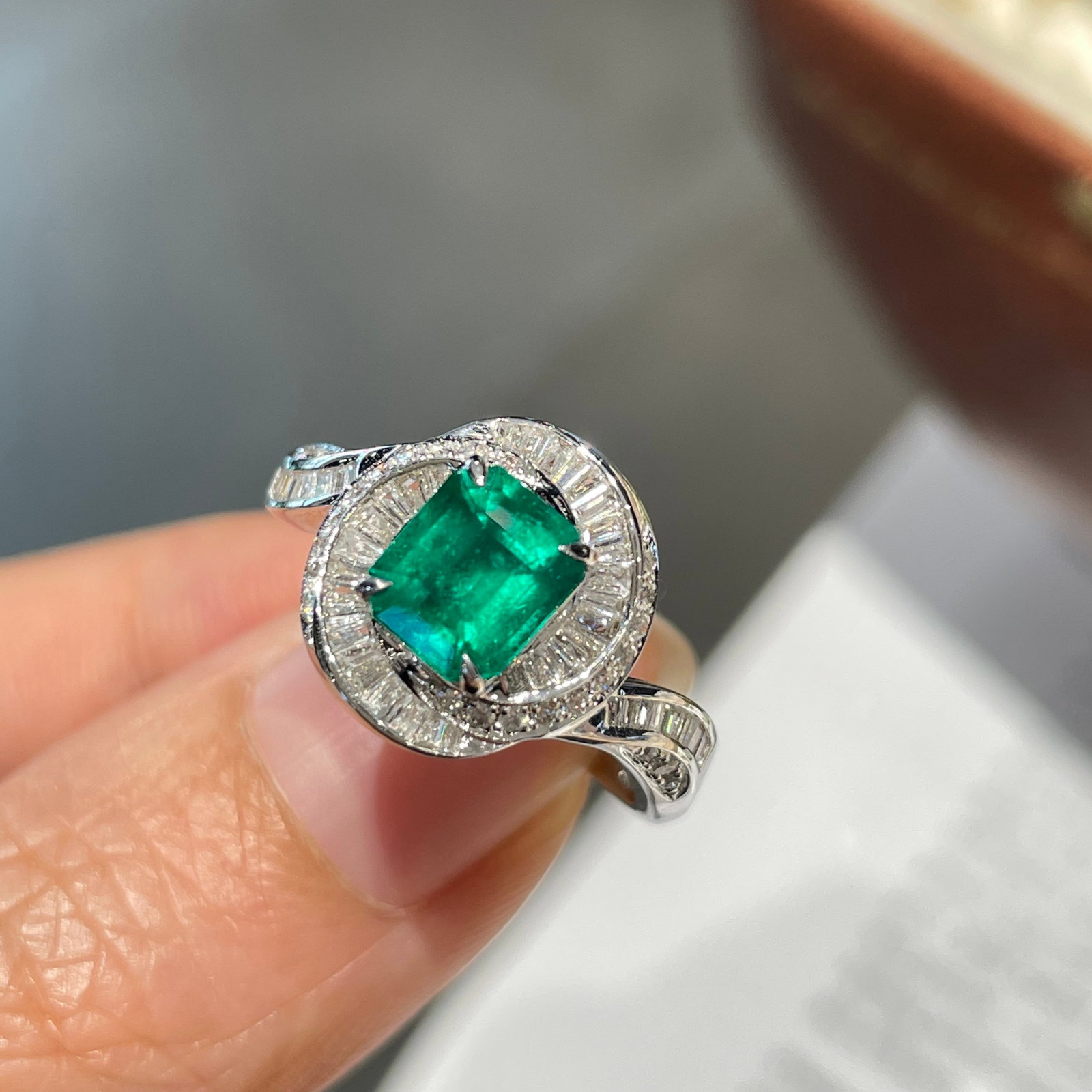 14k Gold 0.97 Ct Vivid Green Natural Emerald & Diamond Ring - 2