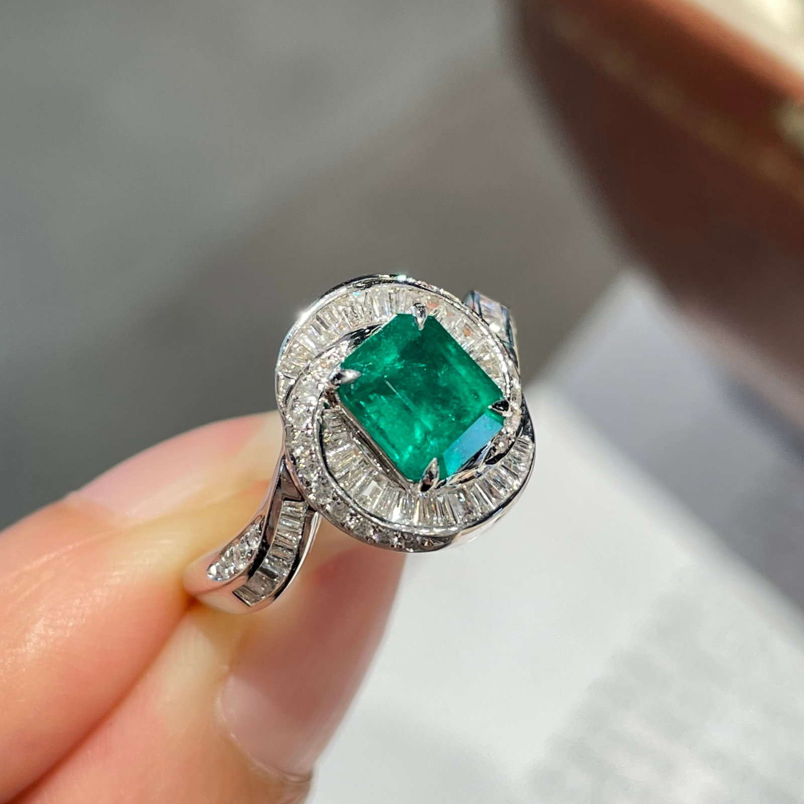 14k Gold 0.97 Ct Vivid Green Natural Emerald & Diamond Ring - 3