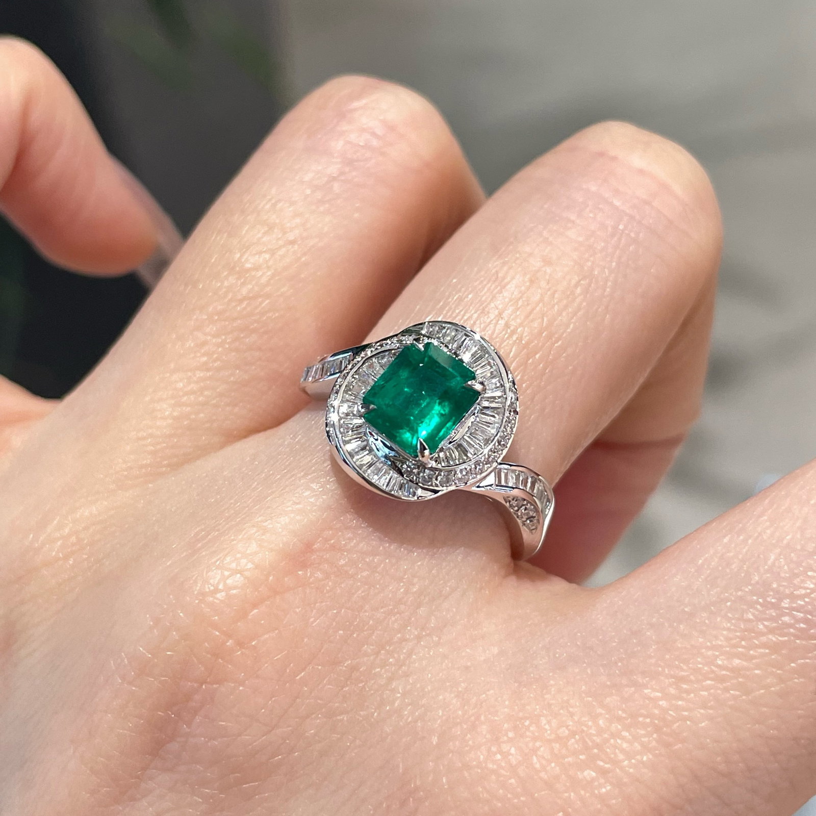14k Gold 0.97 Ct Vivid Green Natural Emerald & Diamond Ring - 4