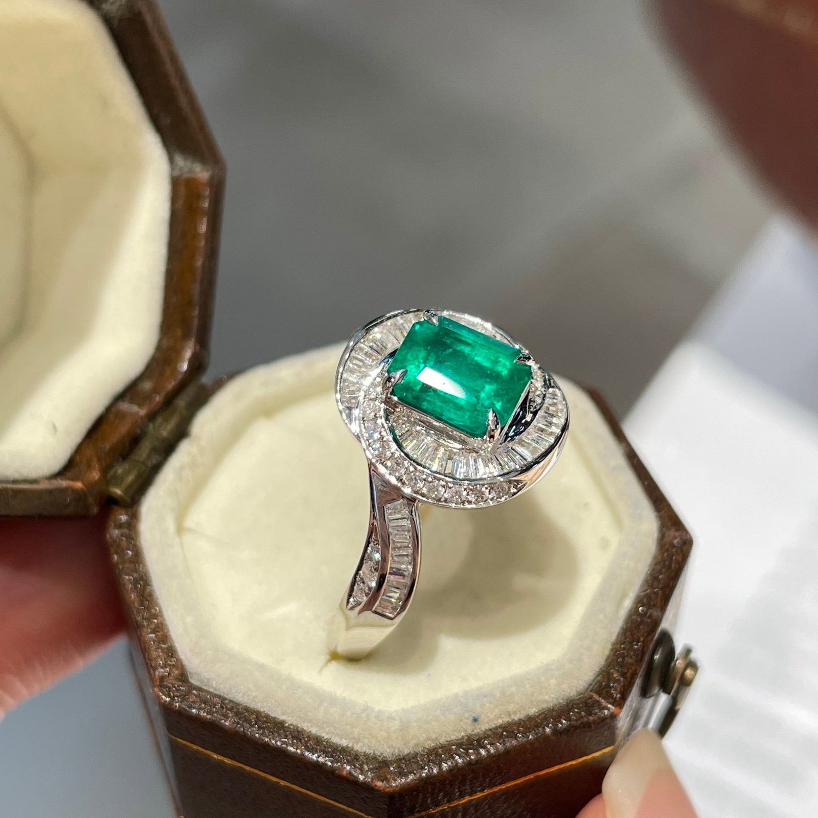 14k Gold 0.97 Ct Vivid Green Natural Emerald & Diamond Ring - 6