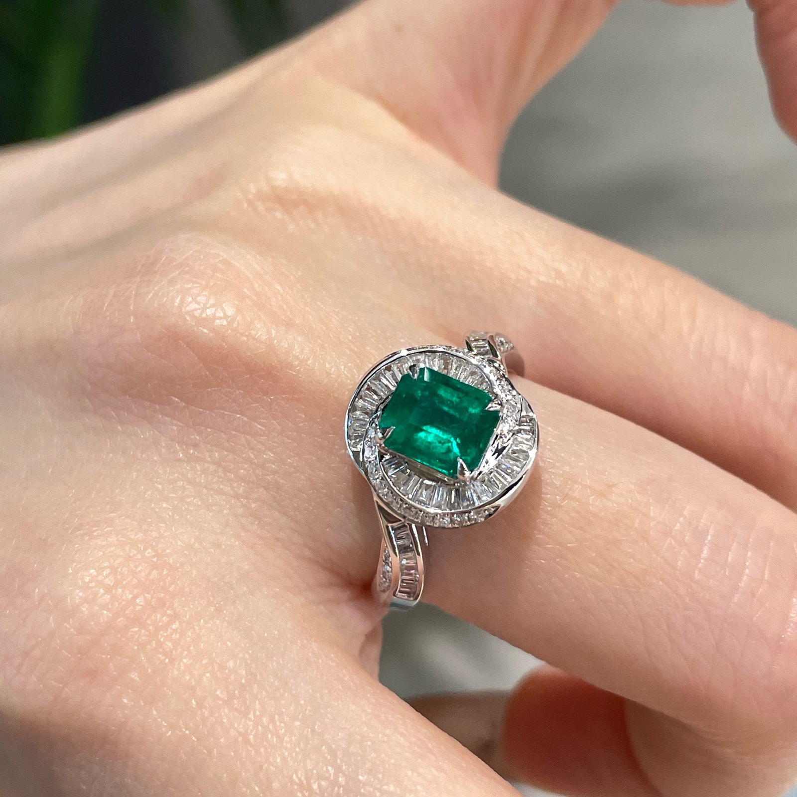 14k Gold 0.97 Ct Vivid Green Natural Emerald & Diamond Ring - 7