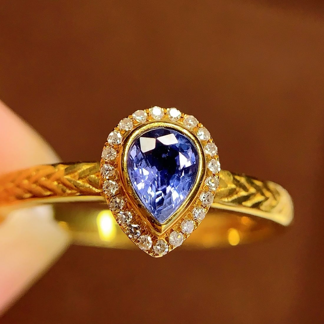 14k Gold 0.5 Ct Natural Sapphire & Diamond Ring: Ref:231092385 // gold content:14k gold // ring size:7. 25us // // main gemstone:sapphire // shape:pear // carat weight:0. 5ct // color:blue // treatment:natural // // adjacent gemstone 2 : diamond //