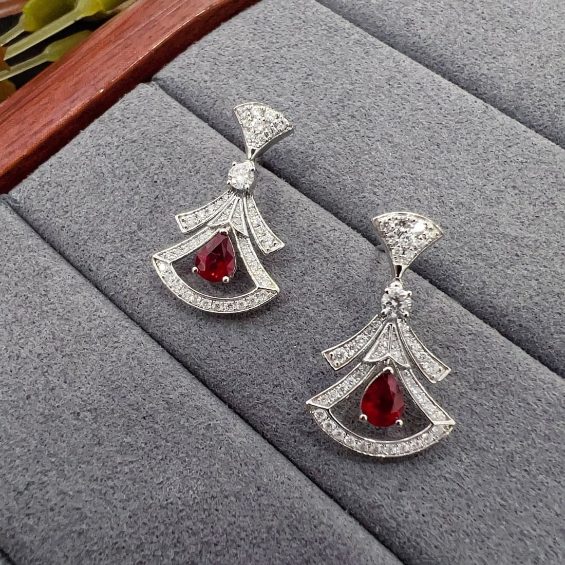 14k Gold 1.00 Ctw Vivid Red Natural Ruby & Diamond Earrings: Ref:231092401 // gold content:14k gold // main gemstone:ruby // shape:pear // carat weight:0. 60ct // color:vivid red // treatment:natural // // adjacent gemstone 2 : diamond // shape:round // carat