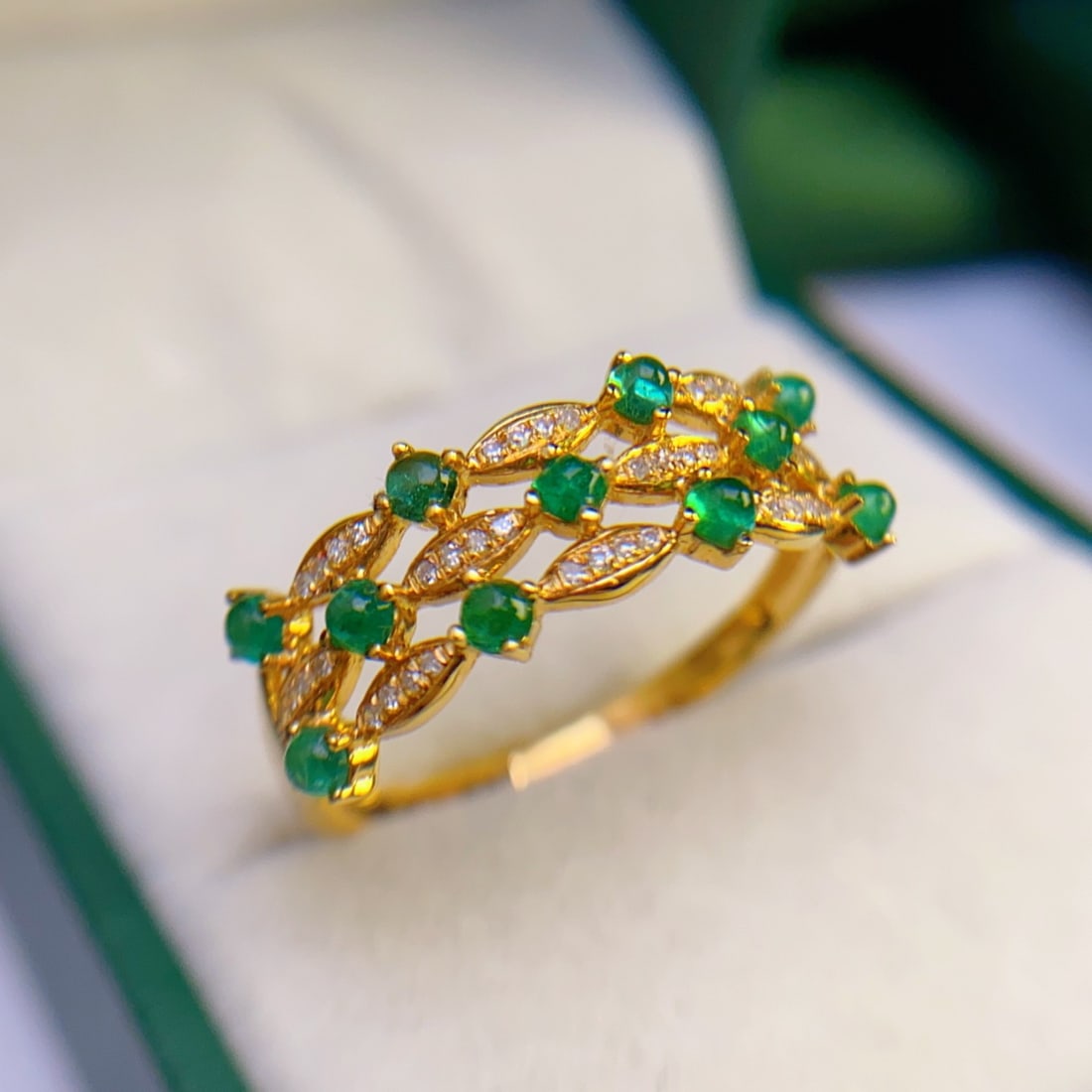 14k Gold 1.00 Ct Natural Emerald & Diamond Ring: Ref:231092403 // gold content:14k gold // ring size:7. 25us // // main gemstone:emerald // shape:round // carat weight:1. 00ct // color:green // treatment:natural // cut grade:g // // adjacent gemston