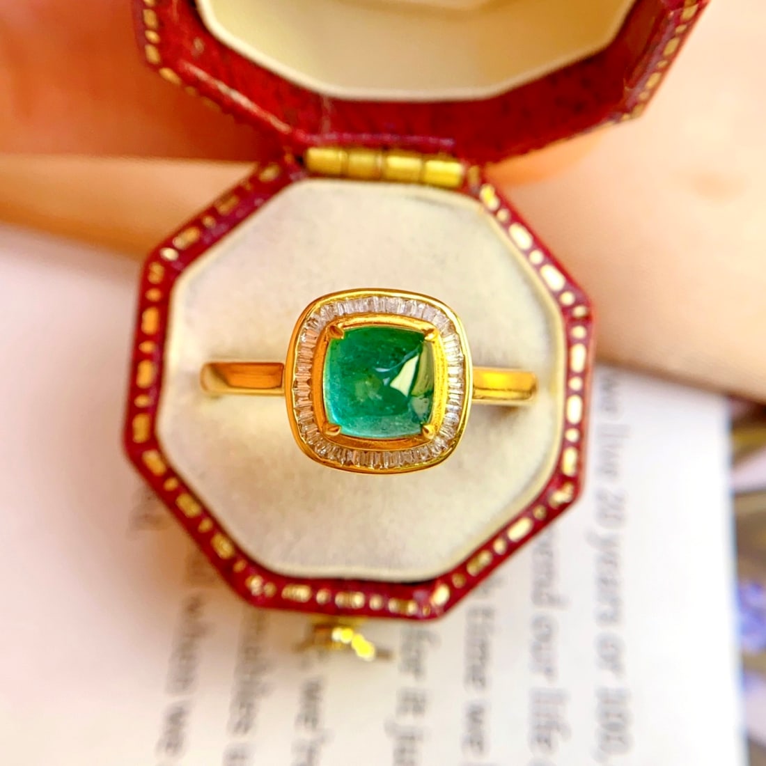14k Gold 1.55 Ct Natural Emerald & Sapphire Ring: Ref:231092406 // gold content:14k gold // ring size:7. 25us // // main gemstone:emerald // shape:sugar-loaf // carat weight:1. 55ct // color:green // treatment:natural // // adjacent gemstone 2 : sapp