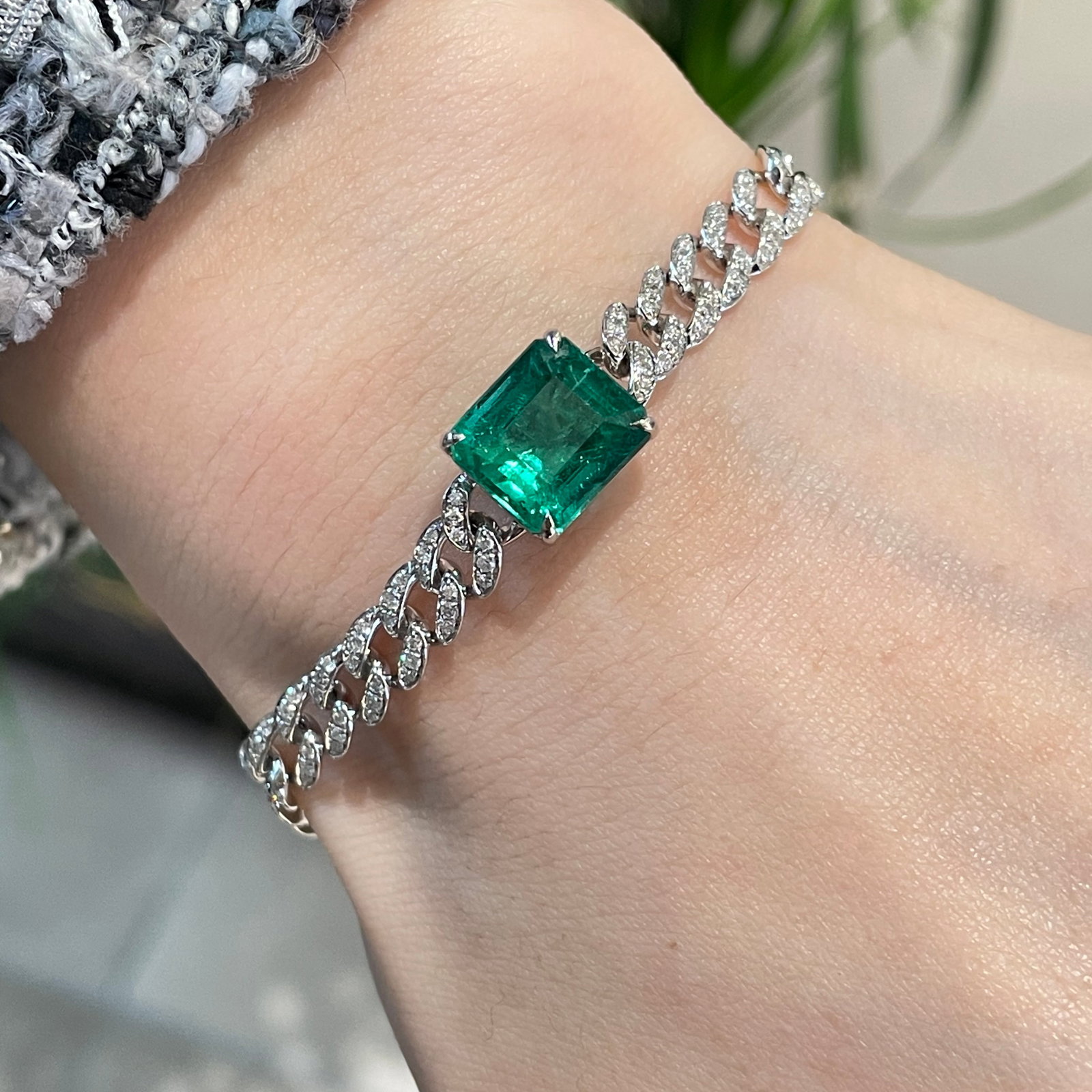 14k Gold 5.61 Ctw Vivid Green Natural Emerald & Diamond Bracelet: Ref:231092407 // gold content:14k gold // main gemstone:emerald // shape:octagonal // carat weight:4. 29ct // color:vivid green // treatment:natural // // adjacent gemstone 2 : diamond // shape:round 