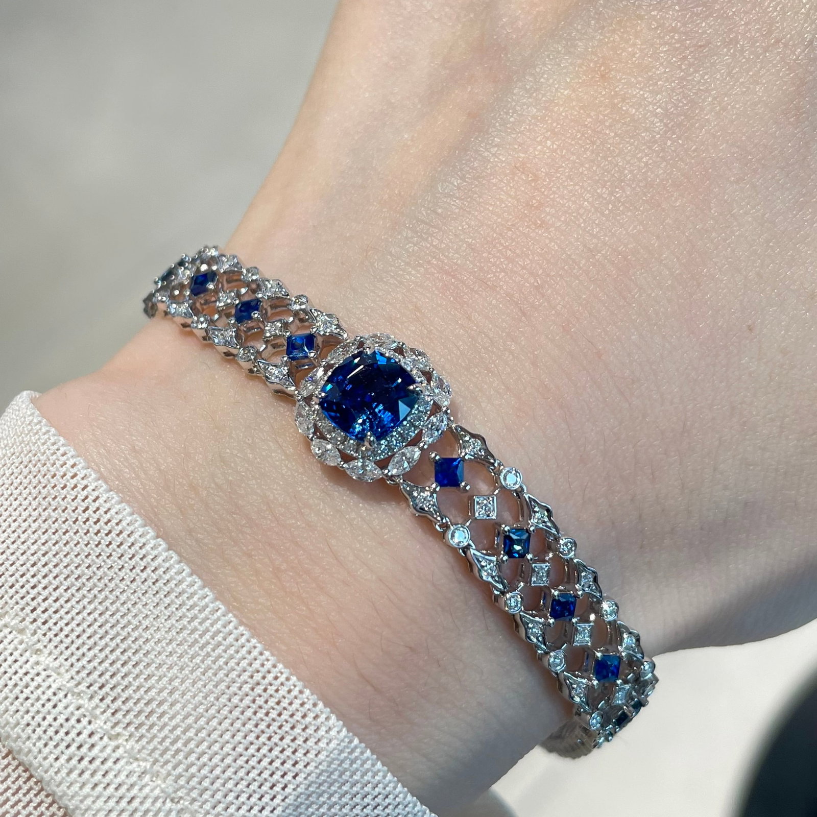 14k Gold 3.93 Ctw Natural Sapphire & Sapphire Bracelet: Ref:231092410 // gold content:14k gold // main gemstone:sapphire // shape:cushion // carat weight:1. 95ct // color:blue // treatment:natural // // adjacent gemstone 2 : sapphire // shape:princess // c