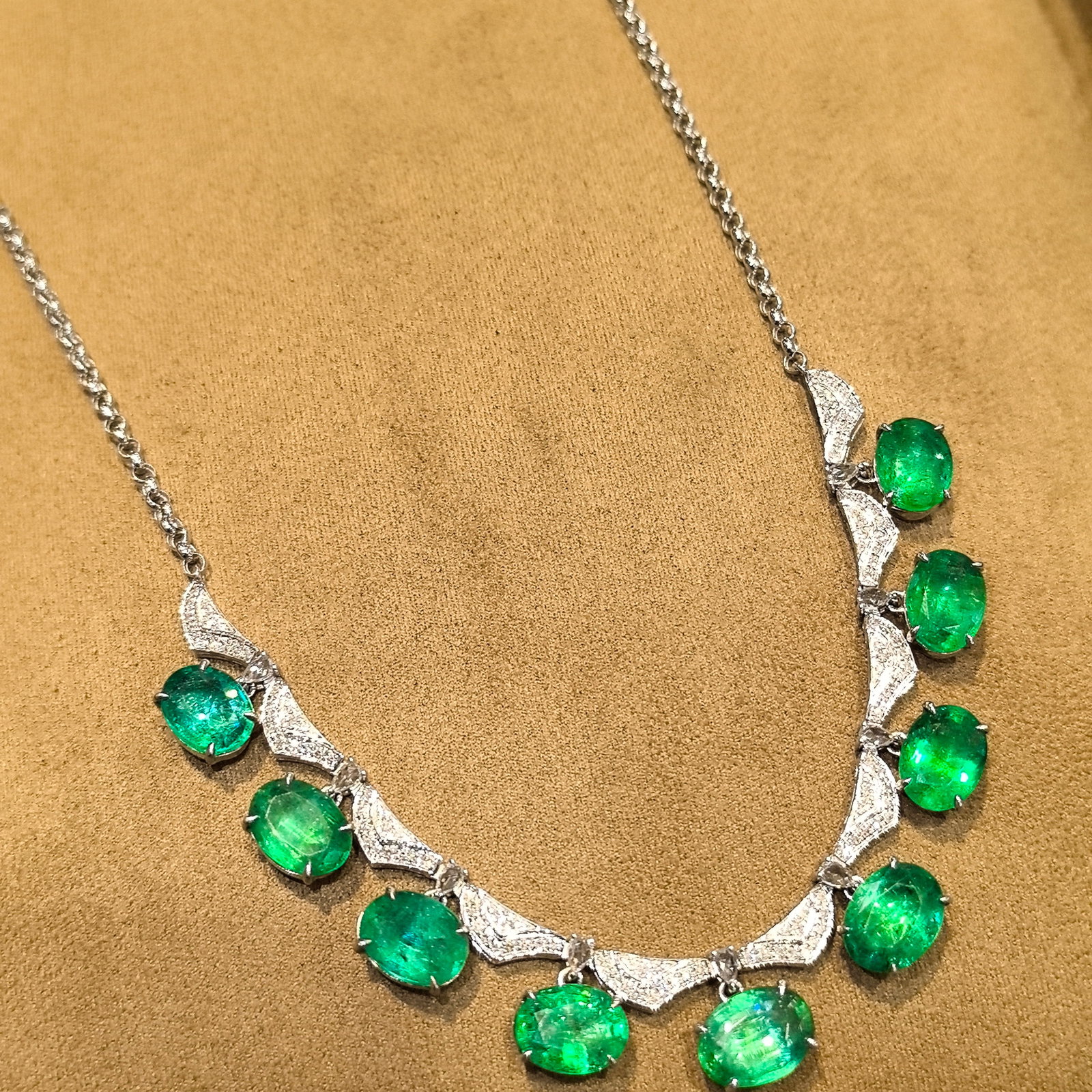 14k Gold 11.30 Ctw Vivid Green Natural Emerald & Diamond Necklace: Ref:231092413 // gold content:14k gold // main gemstone:emerald // shape:oval // carat weight:10. 5ct // color:vivid green // treatment:natural // // adjacent gemstone 2 : diamond // shape:round // ca