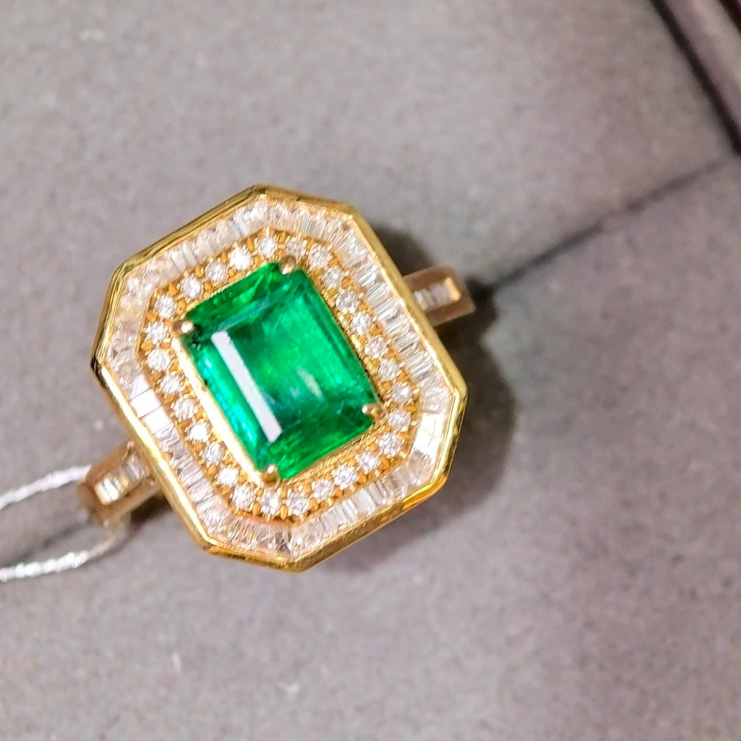14k Gold 2.84 Ctw Vivid Green Natural Emerald & Diamond Ring: Ref:231092420 // gold content:14k gold // ring size:7. 25us // // main gemstone:emerald // shape:octagonal // carat weight:2ct // color:vivid green // treatment:natural // // adjacent gemstone 2 :