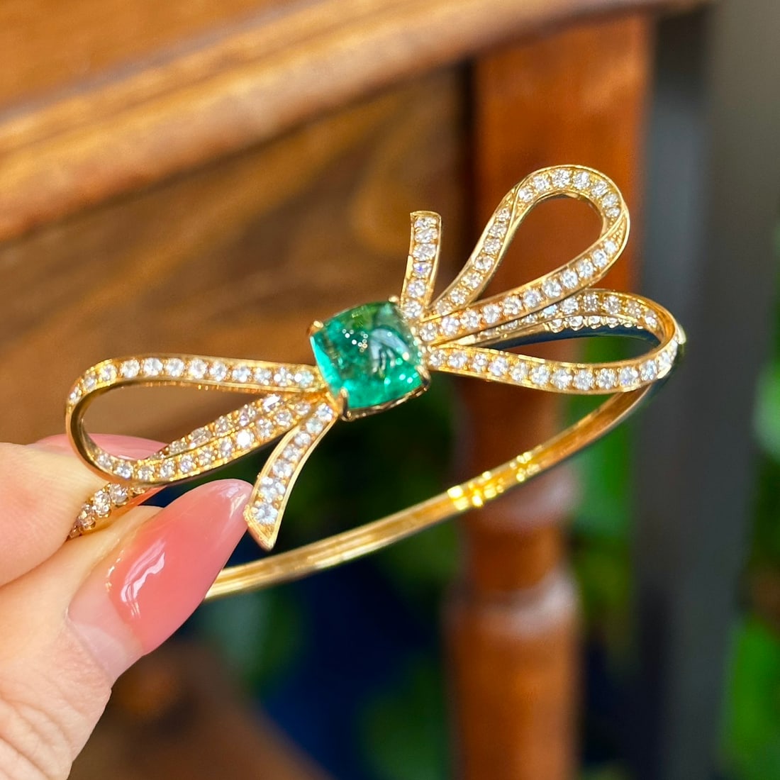 14k Gold 4.30 Ctw Natural Emerald & Diamond Bangle: Ref:231092433 // gold content:14k gold // main gemstone:emerald // shape:sugar-loaf // carat weight:2. 7ct // color:green // treatment:natural // // adjacent gemstone 2 : diamond // shape:round //
