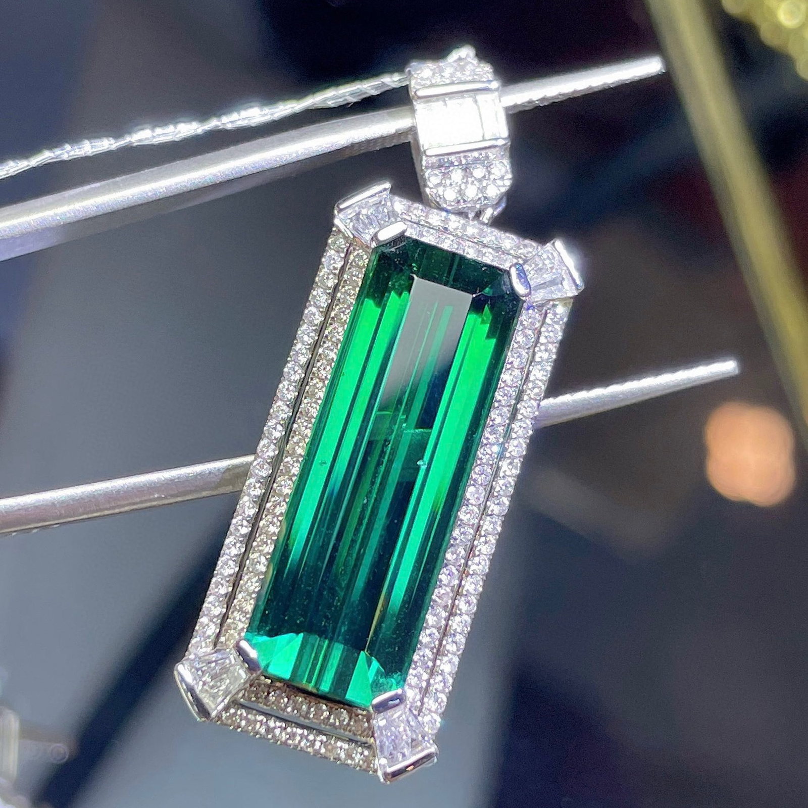14k Gold 13.5 Ct Natural Tourmaline & Diamond Pendant( Without Chain ): Ref:231092438 // gold content:14k gold // main gemstone:tourmaline // shape:octagonal // carat weight:13. 5ct // color:green // treatment:natural // // adjacent gemstone 2 : diamond // shape:multiple