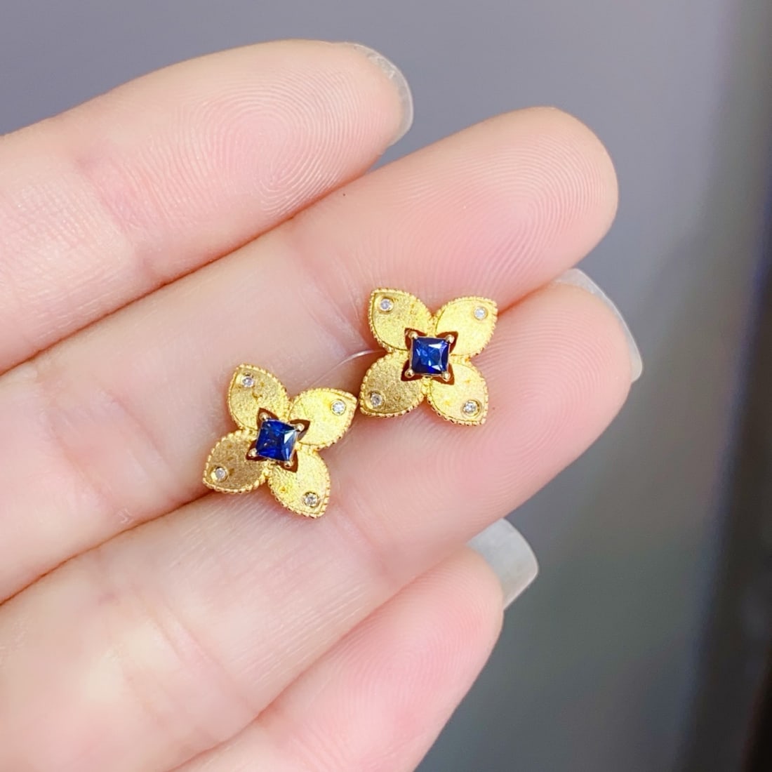 14k Gold 0.45 Ct Natural Sapphire & Diamond Earrings: Ref:231092441 // gold content:14k gold // main gemstone:sapphire // shape:princess // carat weight:0. 45ct // color:blue // treatment:natural // // adjacent gemstone 2 : diamond // number of stones:8