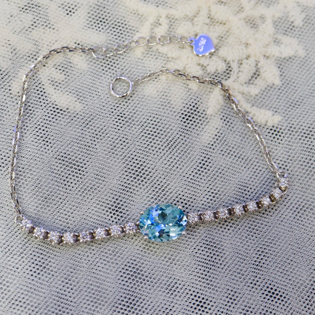 14k Gold 1.98 Ctw Natural Aquamarine & Diamond Bracelet: Ref:231092443 // gold content:14k gold // main gemstone:aquamarine // shape:oval // carat weight:1. 68ct // color:santa maria color // treatment:natural // // adjacent gemstone 2 : diamond //