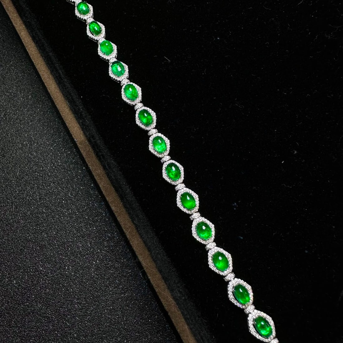 14k Gold 8.93 Ctw Vivid Green Natural Emerald & Diamond Bracelet: Ref:231092450 // gold content:14k gold // main gemstone:emerald // shape:oval // carat weight:7. 31ct // color:vivid green // treatment:natural // // adjacent gemstone 2 : diamond // shape:round // ca