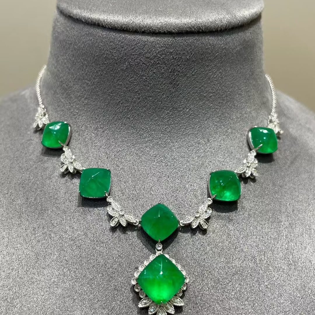 14k Gold 18.2 Ct Natural Emerald & Diamond Necklace: Ref:231093002 // gold content:14k gold // main gemstone:emerald // shape:sugar-loaf // carat weight:18. 2ct // color:green // treatment:natural // // adjacent gemstone 2 : diamond // shape:round //