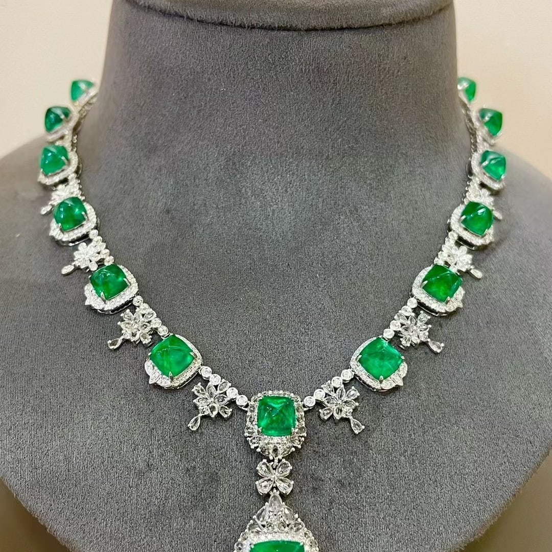 14k Gold 18.3 Ctw Natural Emerald & Diamond Necklace: Ref:231093030 // gold content:14k gold // main gemstone:emerald // shape:sugar-loaf // carat weight:16. 6ct // color:green // treatment:natural // // adjacent gemstone 2 : diamond // shape:round //
