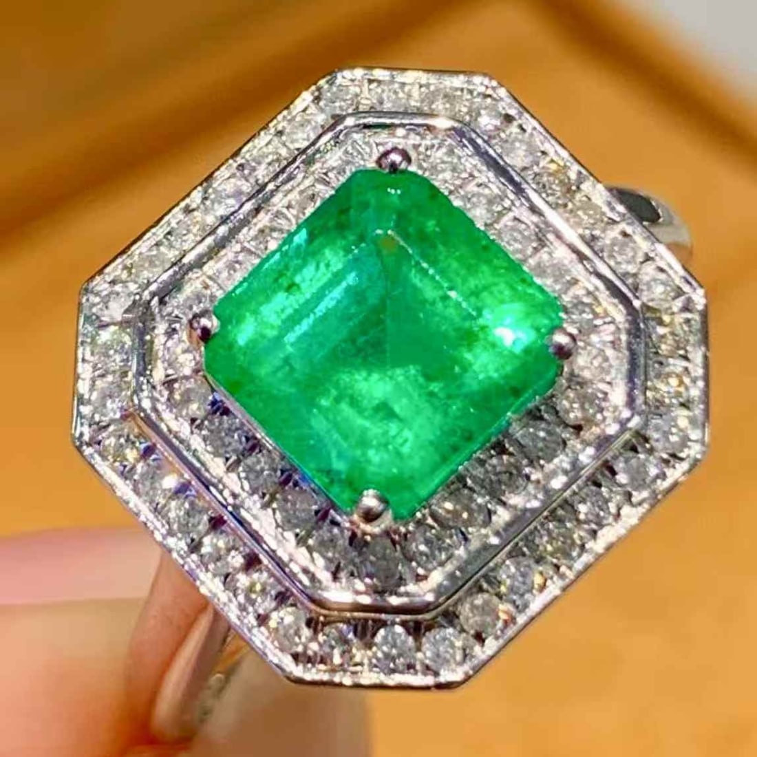 14k Gold 1.6 Ct Natural Emerald & Diamond Ring - 6