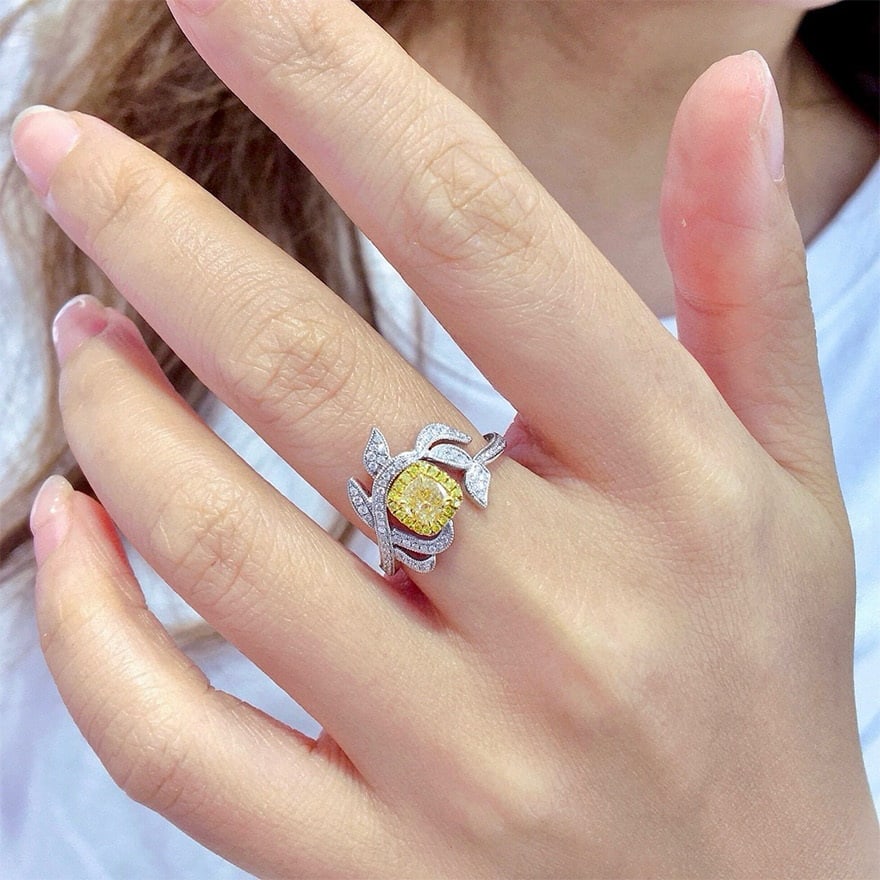 14k Gold 0.6 Ct Natural Yellow Diamond & Diamond Ring - 2
