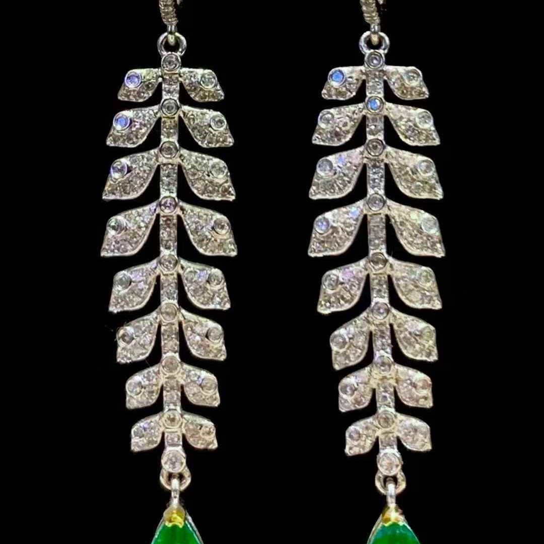 14k Gold 1.85 Ct Vivid Green Natural Emerald & Diamond Earrings: Ref:231093189 // gold content:14k gold // main gemstone:emerald // shape:pear // carat weight:1. 85ct // color:vivid green // treatment:natural // // adjacent gemstone 2 : diamond // shape:round //