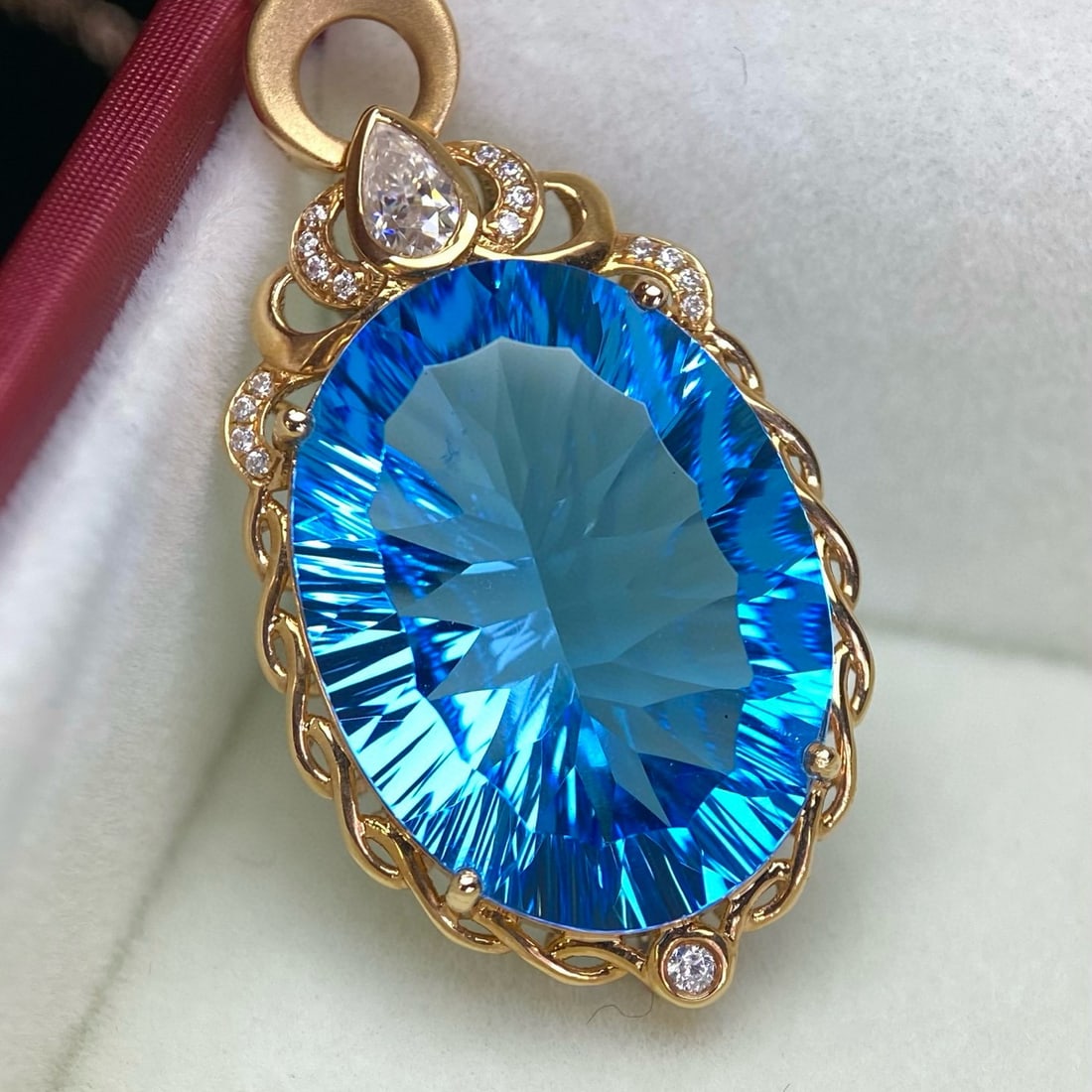14k Gold 21.2 Ct Natural Topaz & Diamond Pendant( Without Chain ): Ref:231093252 // gold content:14k gold // main gemstone:topaz // shape:oval // carat weight:21. 2ct // color:blue // treatment:natural // // adjacent gemstone 2 : diamond // number of stones:18 //