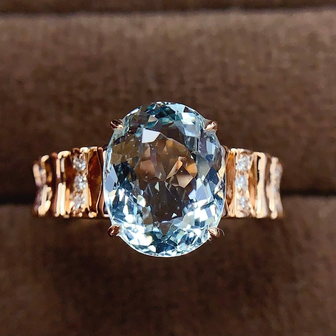14k Gold 2.73 Ct Natural Aquamarine & Diamond Ring: Ref:231094009 // gold content:14k gold // ring size:7. 25us // // main gemstone:aquamarine // shape:oval // carat weight:2. 73ct // color:blue // treatment:natural // // adjacent gemstone 2 : diamond 