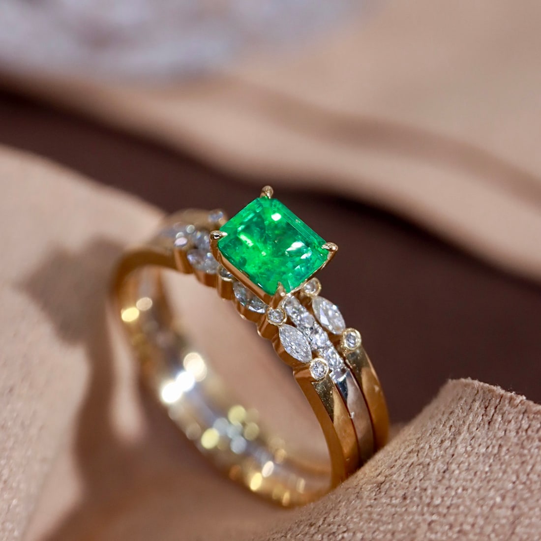 14k Gold 0.72 Ctw Vivid Green Natural Emerald & Diamond Ring - 2