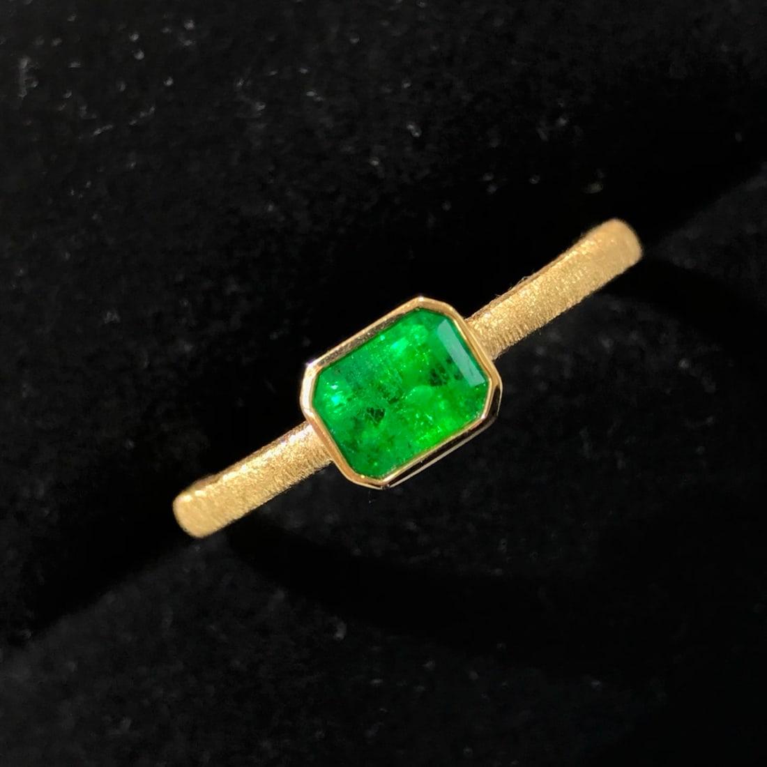 14k Gold 0.57 Ct Vivid Green Natural Emerald Ring: Ref:231094028 // gold content:14k gold // ring size:7. 25us // // main gemstone:emerald // shape:octagonal // carat weight:0. 57ct // color:vivid green // treatment:natural // Condition: New Low Estim